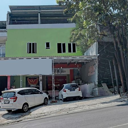 Oyo Life 92877 Hotel Rainbow 7296 Семаранг Екстериор снимка