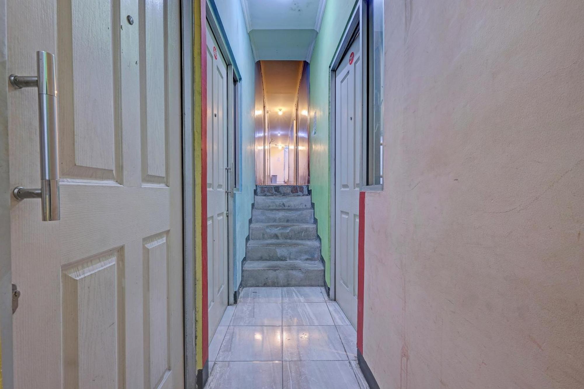 Oyo Life 92877 Hotel Rainbow 7296 Семаранг Екстериор снимка