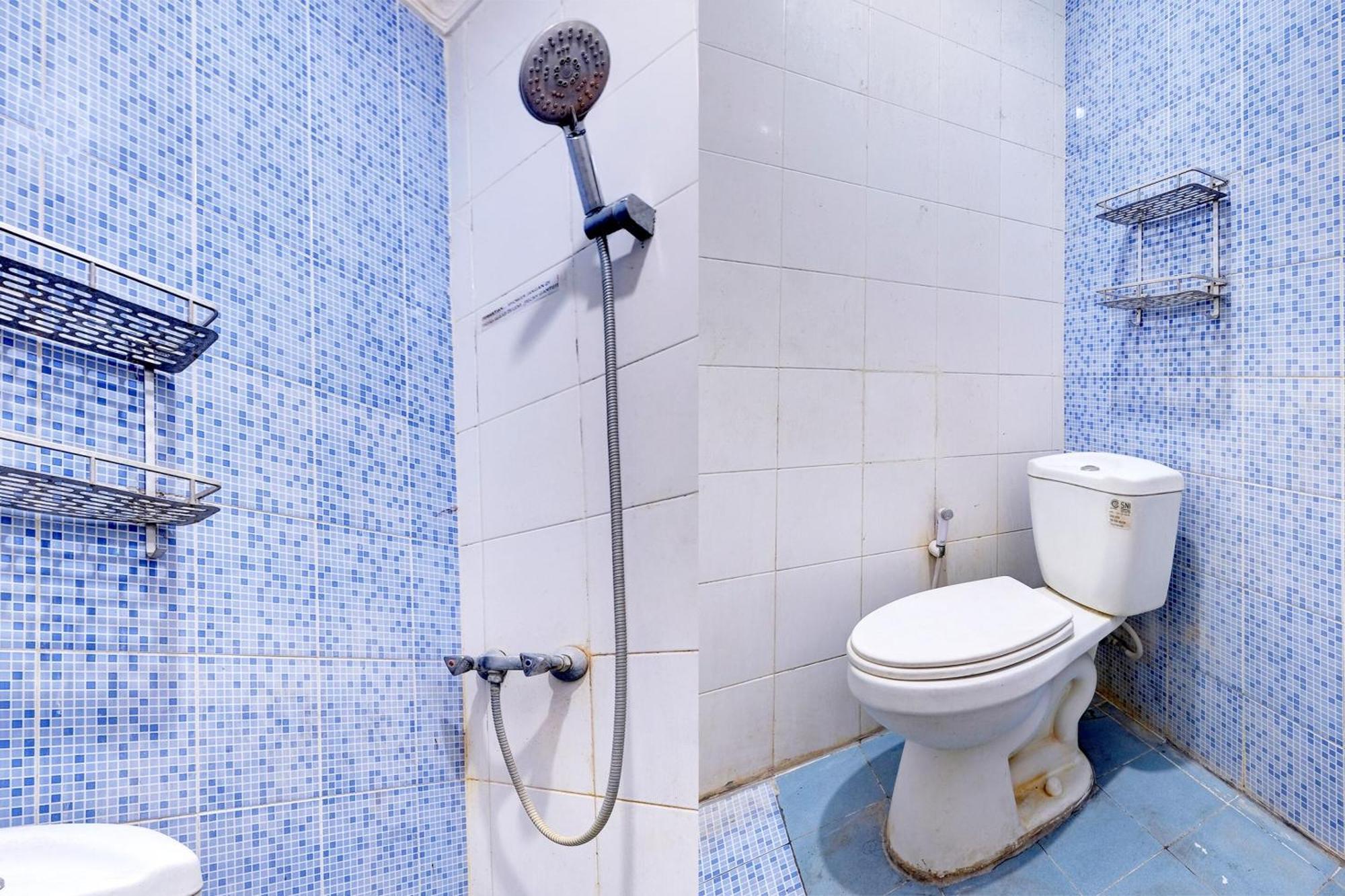 Oyo Life 92877 Hotel Rainbow 7296 Семаранг Екстериор снимка
