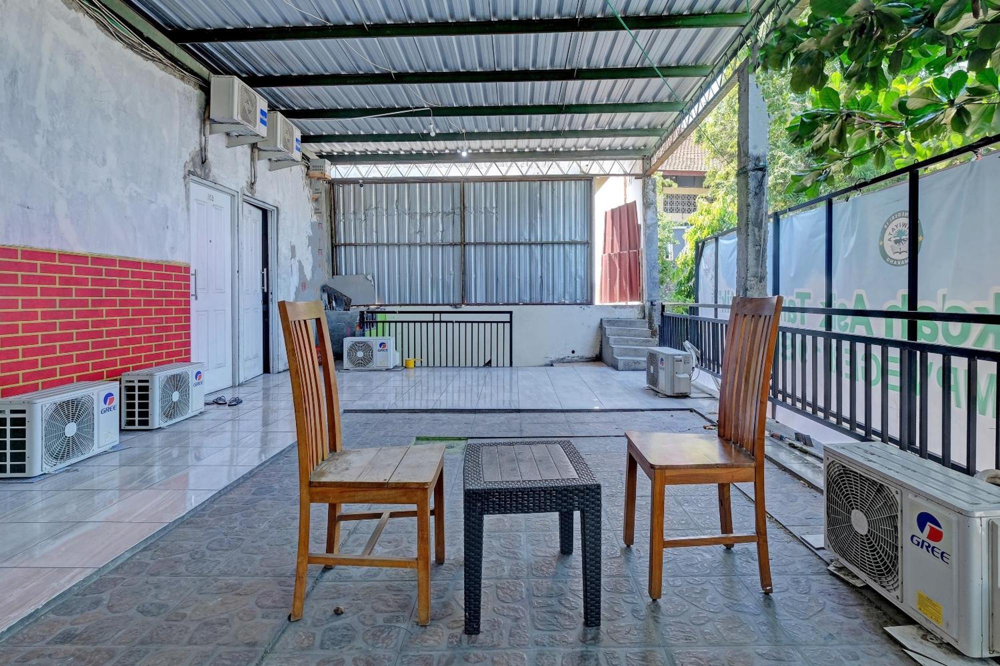 Oyo Life 92877 Hotel Rainbow 7296 Семаранг Екстериор снимка