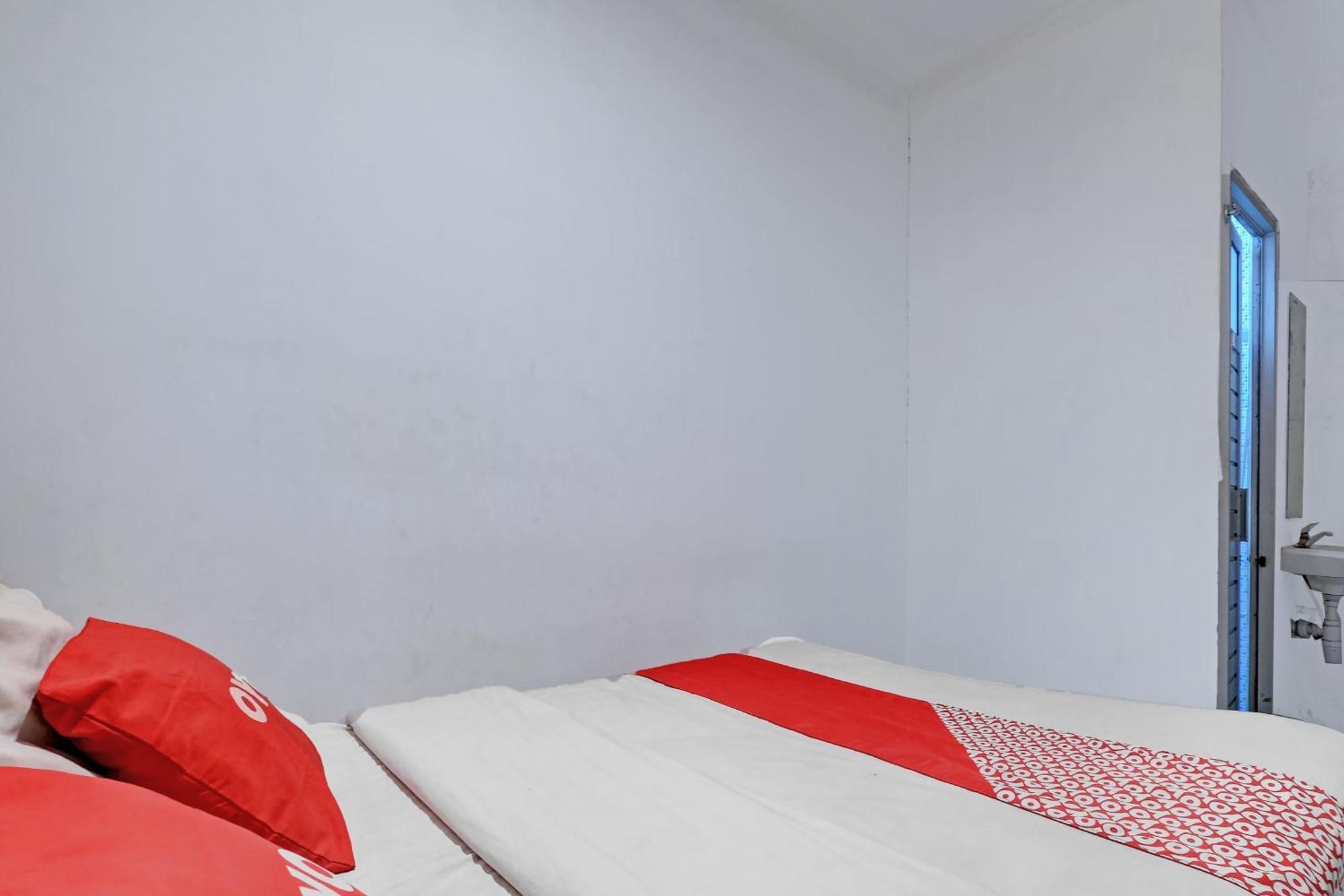 Oyo Life 92877 Hotel Rainbow 7296 Семаранг Екстериор снимка